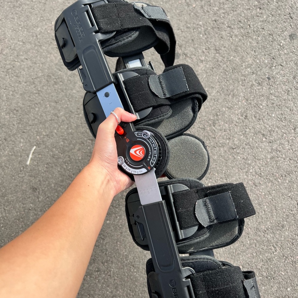 BREGG ACL POST SURGICAL BRACE! ONLY WORN FOR A WEEK